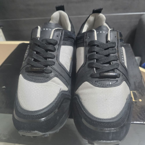 Cruyff sneakers size 42 new with glue stain
