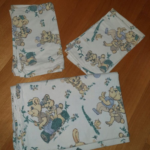 Children's bed sheet with 2 pillowcases used