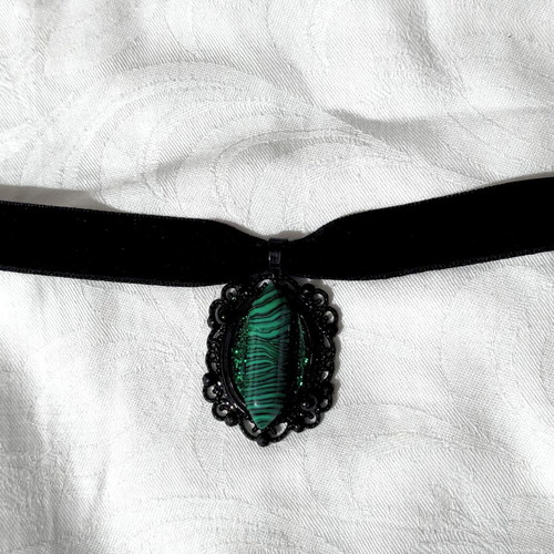 Choker with crystal rock pendant vintage style, like new, green and black
