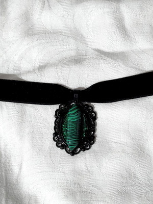 Choker with crystal rock pendant vintage style, like new, green and black
