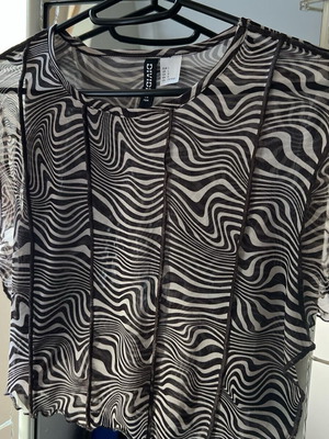 Divided crop top with brown swirl pattern, like new, size L