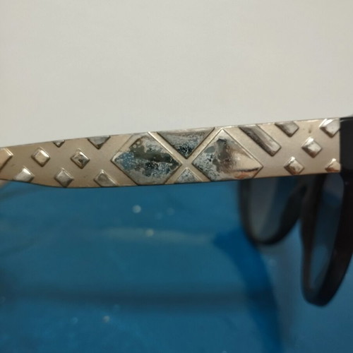 Burberry sunglasses used with defect