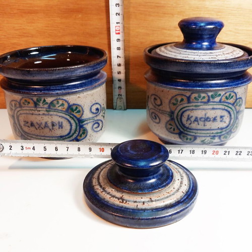Ceramic jars for sugar and coffee set of two like new