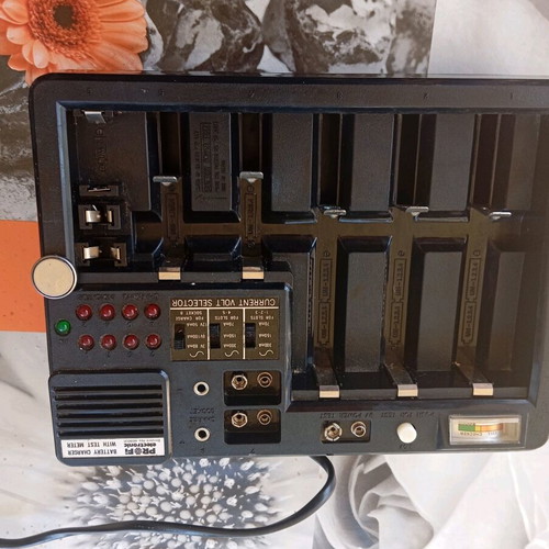Battery charger old from the 80s like new