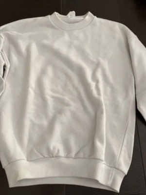 White sweatshirt for children 8 years old