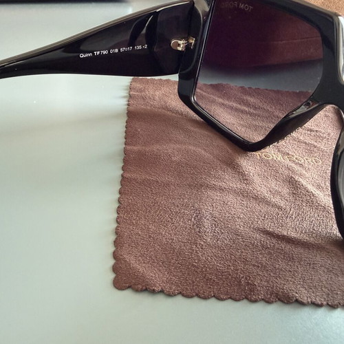 Tom Ford Quinn TF790 01B sunglasses like new, black glossy