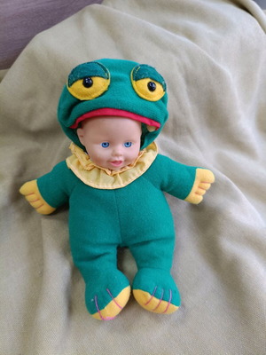 Vintage baby doll frog used, bean bag type, height 23 cm