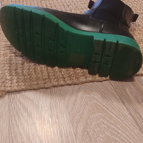 Boots with green sole size 40 like new, black