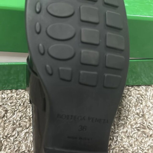 Bottega Veneta women's shoes like new, black leather, size 36