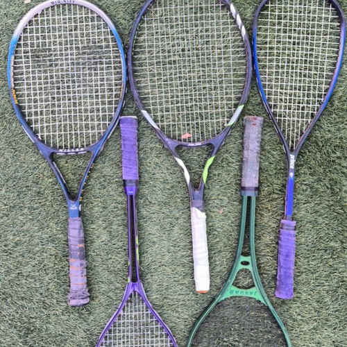 Tennis rackets used, set with 2 damaged strings