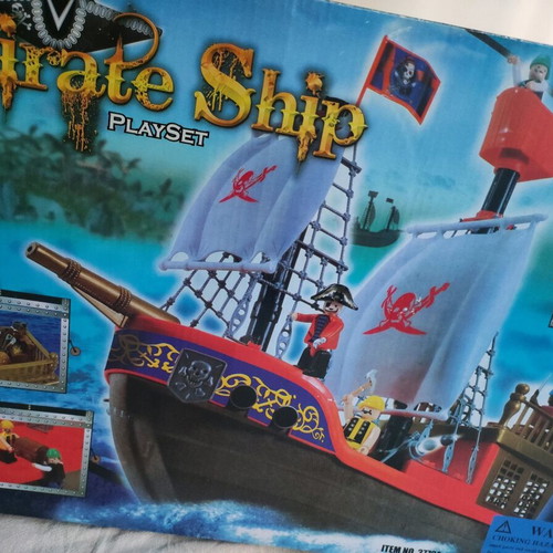 Playset Pirate Ship like new with 3 figures and cannon