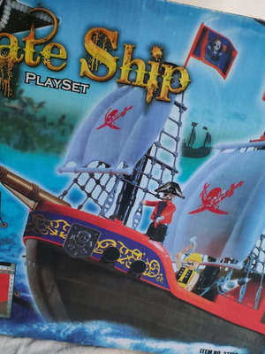 Playset Pirate Ship like new with 3 figures and cannon