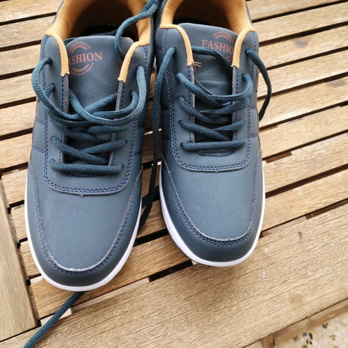 Sneakers size 39 like new, navy blue with camel details