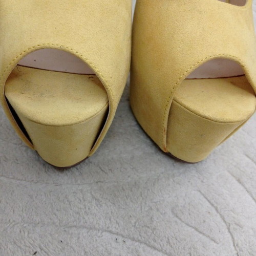 Yellow suede leather sandals used with 15 cm heel