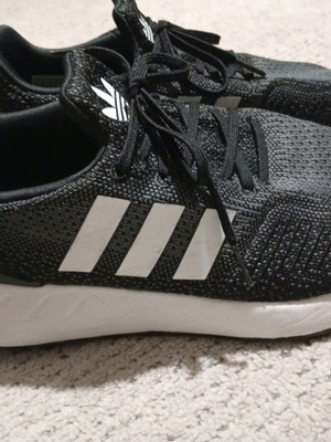 Adidas Swift Run 22 athletic shoes size 43 like new, gray