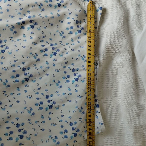 Skirt like new small medium floral white with blue flowers