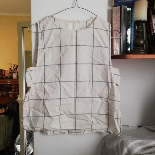 Less sleeveless top Small cotton off-white beige check, slightly yellowed underarms