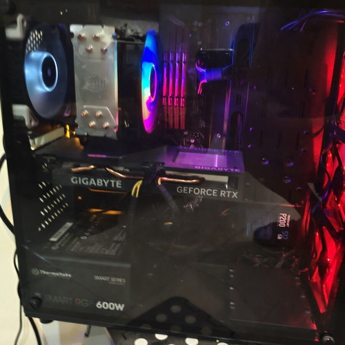 Pc RTX 4060 Eagle Ryzen 7 5700X like new, 16GB DDR4, 500GB SSD
