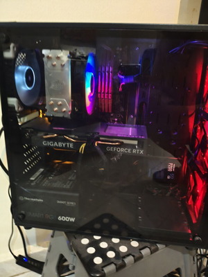 Pc RTX 4060 Eagle Ryzen 7 5700X like new, 16GB DDR4, 500GB SSD