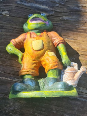 Cast iron doorstop with frog design and indelible colors new