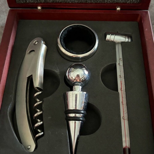 Wine set case with accessories like new