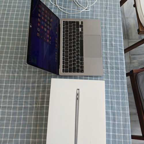 Apple MacBook Air M1 2020 13" 8GB RAM 256GB SSD like new