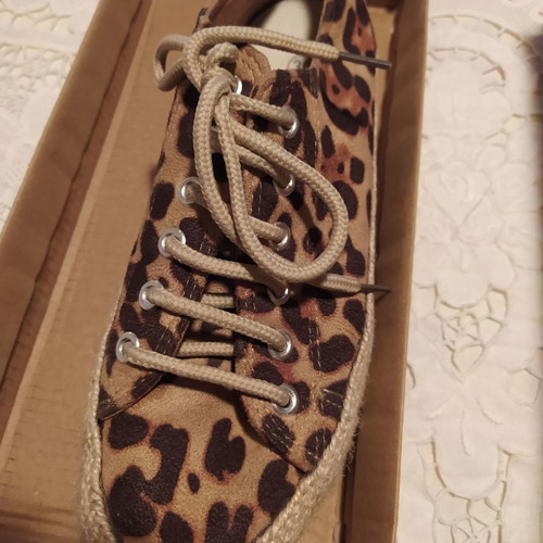Sneakers with rope sole tiger print like new, size 39