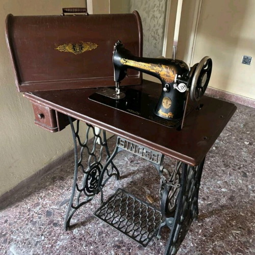 Singer 15K Sewing Machine like new, 1920 vintage with wooden cabinet