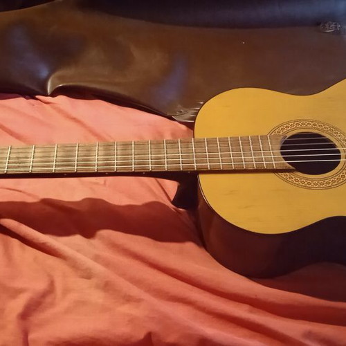 Classical guitar like new with new strings and tuned