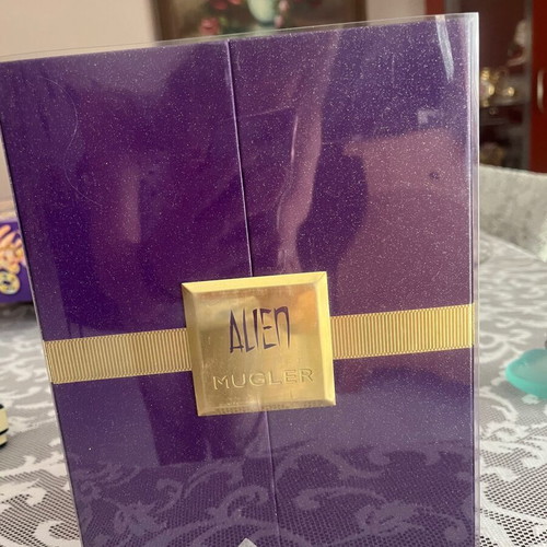 Alien Mugler gift set with 60ml perfume, 100ml shower and body milk