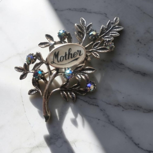 Mother of pearl brooch and heart-shaped pendant, 1950s