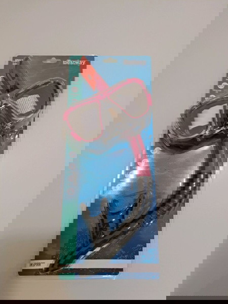 Swimming goggles