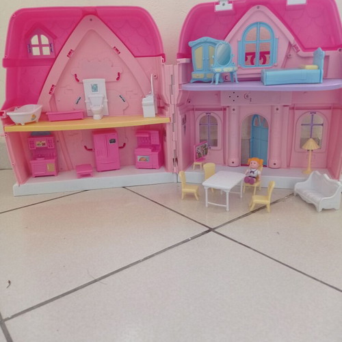 Dollhouse like new with furniture, portable suitcase design