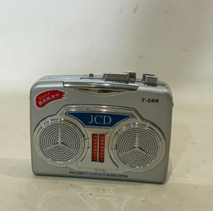 Vintage ραδιόφωνο με κασέτα JCD T-508.Υπάρχουν φθορές  και οξειδώσεις.
