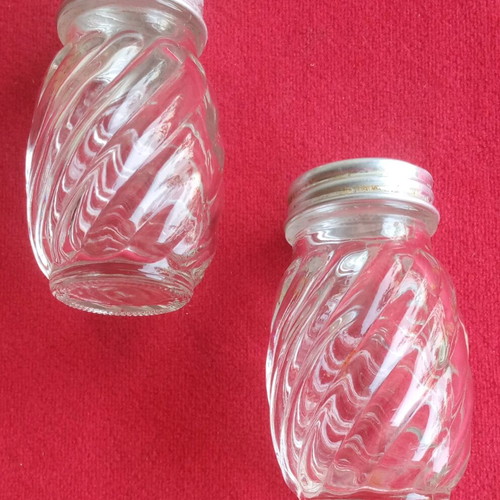 Vintage salt and pepper shakers set like new, glass with metal lid