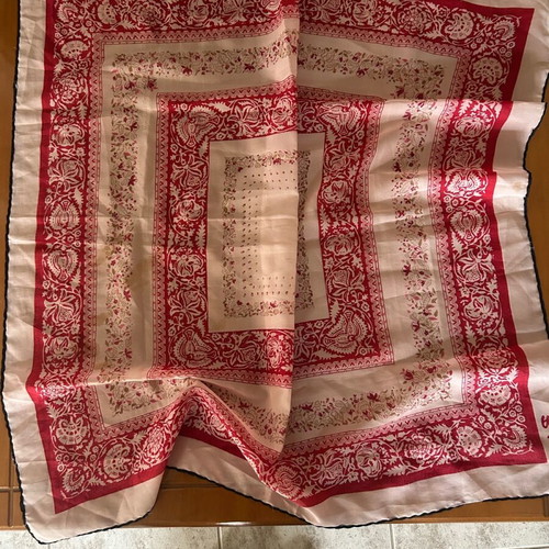 Scarf like new with patterns, white and red