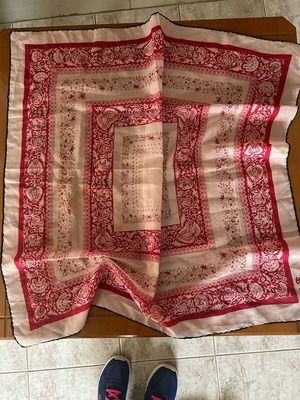 Scarf like new with patterns, white and red