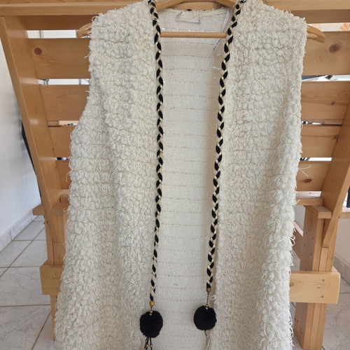 Sleeveless coat like new, lambswool style with gold and black details