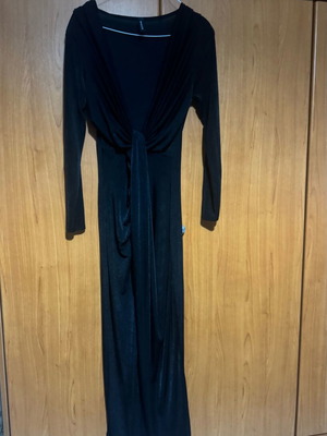 Dress with deep neckline black like new, one size