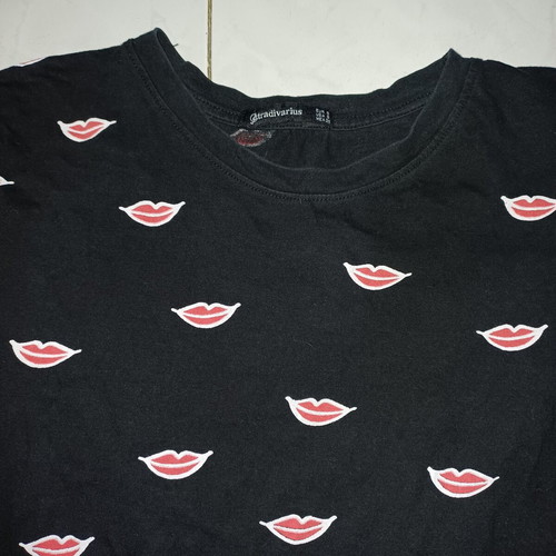 Stradivarius women's black t-shirt with red lips print, size S