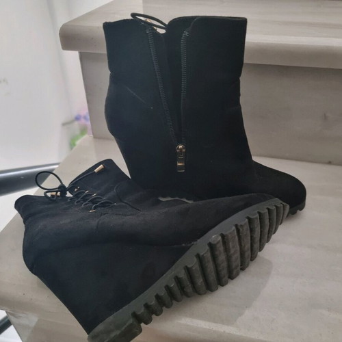 Women's boots size 39 like new, black for stylish looks