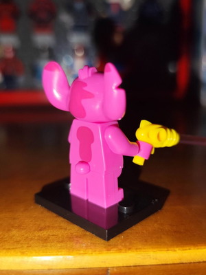 Φιγούρα Angel σαν καινούργιο με βάση και plasma blaster από Lilo & Stitch
