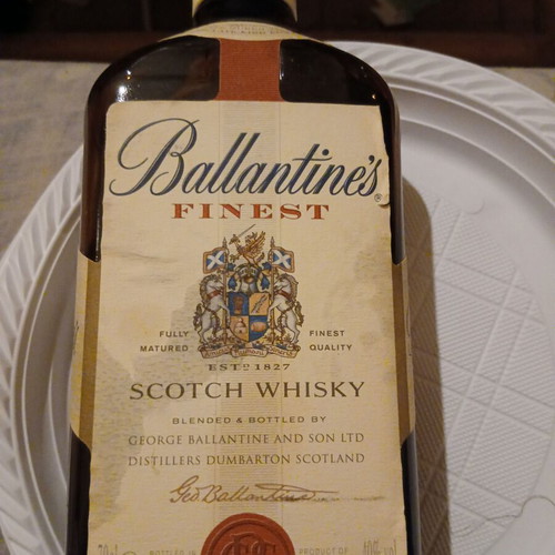 Ballantine's Finest Scotch Whisky 700ml like new, sealed vintage bottle