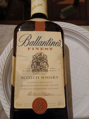 Ballantine's Finest Scotch Whisky 700ml like new, sealed vintage bottle