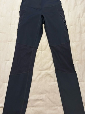 Under Armour leggings like new with corset-style detail black