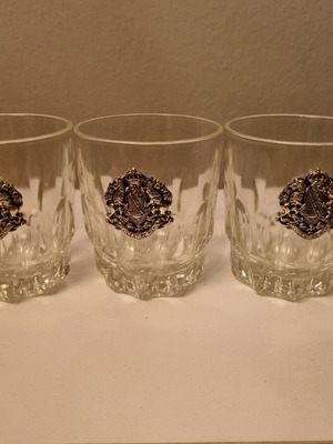 Whiskey glasses with metal emblem, pack of 3, like new