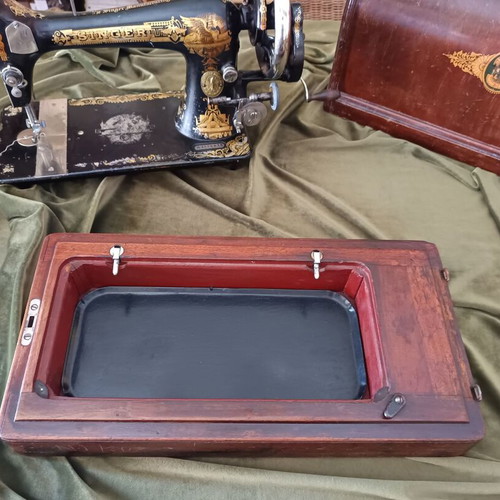 Singer Antique Sewing Machine used, 120 years old, collectible