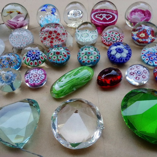 Paperweight collection 100, old antiques and newer Murano, Saint Louis, Baccarat