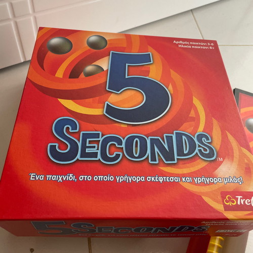 5 Seconds board game used, 2 pawns damaged