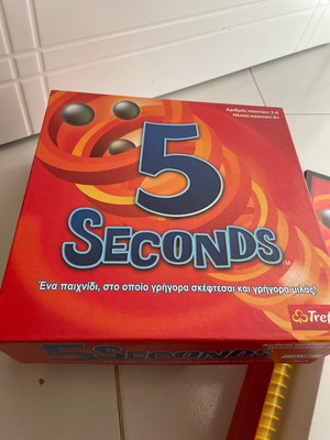 5 Seconds board game used, 2 pawns damaged